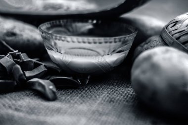 patates suyu iyi çiğ patates ve aloe vera jüt çanta yüzeyinde yaprakları boyunca cam kase içinde aloe vera jel ile karışık, kepek ve kafa derisi temizliği için ev yapımı klima ve şampuan kavramı 