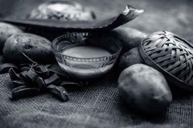 patates suyu iyi çiğ patates ve aloe vera jüt çanta yüzeyinde yaprakları boyunca cam kase içinde aloe vera jel ile karışık, kepek ve kafa derisi temizliği için ev yapımı klima ve şampuan kavramı 