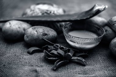 patates suyu iyi çiğ patates ve aloe vera jüt çanta yüzeyinde yaprakları boyunca cam kase içinde aloe vera jel ile karışık, kepek ve kafa derisi temizliği için ev yapımı klima ve şampuan kavramı 