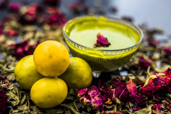 Neem yaprakları macun ve limon suyu iyi koyu yüzeyde cam yağlı ciltler için gül suyu ile karışık oluşan Hint Leylak yüz maskesi 