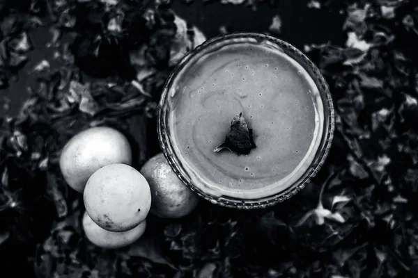 Индийская Сиреневая Маска Лица Состоящая Пасты Неоновых Листьев Лимонного Сока — стоковое фото