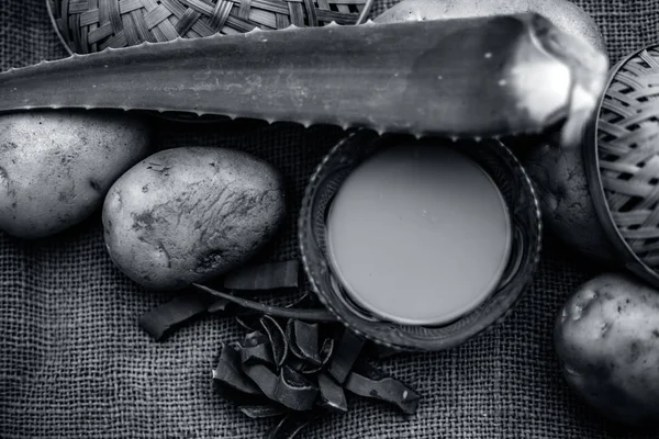 Bramborová Šťáva Dobře Promíchaná Gelem Aloe Vera Skleněné Misce Syrových — Stock fotografie