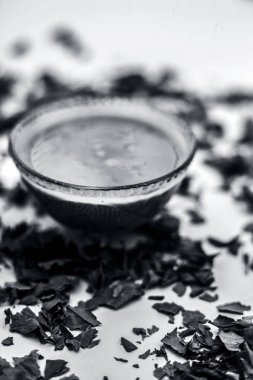 Neem yaprakları macun ve limon suyu iyi beyaz yüzeycam yağlı ciltler için gül suyu ile karışık oluşan Hint Leylak yüz maskesi 