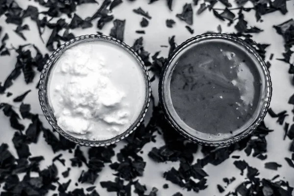 Neem 페이스트와 커드와 그릇은 표면에 구성된 여드름과 흉터에 라일락 마스크를 — 스톡 사진