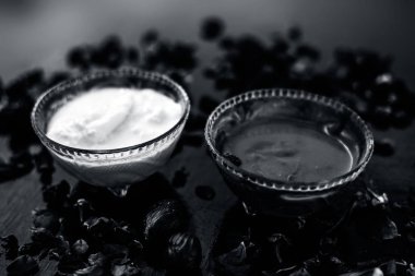 Hindistan cevizi yüz maskesi tahta yüzeyinde yüzünüzde bile renk değişiklikleri ve pigmentasyon dışarı tedavi etmek için lor ile Hindistan cevizi tozu ve limon suyu oluşan 