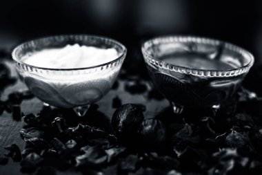 Hindistan cevizi yüz maskesi tahta yüzeyinde yüzünüzde bile renk değişiklikleri ve pigmentasyon dışarı tedavi etmek için lor ile Hindistan cevizi tozu ve limon suyu oluşan 