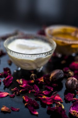 Hindistan cevizi yüz maskesi tahta yüzeyinde yüzünüzde bile renk değişiklikleri ve pigmentasyon dışarı tedavi etmek için lor ile Hindistan cevizi tozu ve limon suyu oluşan 