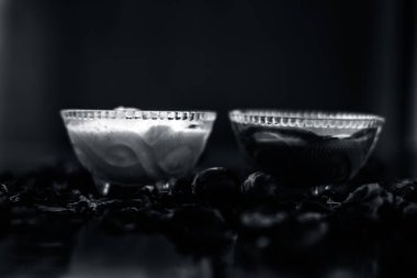 Hindistan cevizi yüz maskesi tahta yüzeyinde yüzünüzde bile renk değişiklikleri ve pigmentasyon dışarı tedavi etmek için lor ile Hindistan cevizi tozu ve limon suyu oluşan 