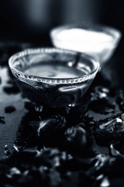 Hindistan cevizi yüz maskesi tahta yüzeyinde yüzünüzde bile renk değişiklikleri ve pigmentasyon dışarı tedavi etmek için lor ile Hindistan cevizi tozu ve limon suyu oluşan 