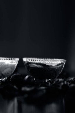 Hindistan cevizi yüz maskesi tahta yüzeyinde yüzünüzde bile renk değişiklikleri ve pigmentasyon dışarı tedavi etmek için lor ile Hindistan cevizi tozu ve limon suyu oluşan 