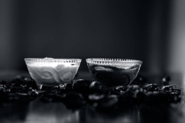Hindistan cevizi yüz maskesi tahta yüzeyinde yüzünüzde bile renk değişiklikleri ve pigmentasyon dışarı tedavi etmek için lor ile Hindistan cevizi tozu ve limon suyu oluşan 