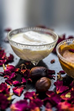 Hindistan cevizi yüz maskesi tahta yüzeyinde yüzünüzde bile renk değişiklikleri ve pigmentasyon dışarı tedavi etmek için lor ile Hindistan cevizi tozu ve limon suyu oluşan 