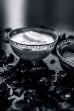 Hindistan cevizi yüz maskesi tahta yüzeyinde yüzünüzde bile renk değişiklikleri ve pigmentasyon dışarı tedavi etmek için lor ile Hindistan cevizi tozu ve limon suyu oluşan 