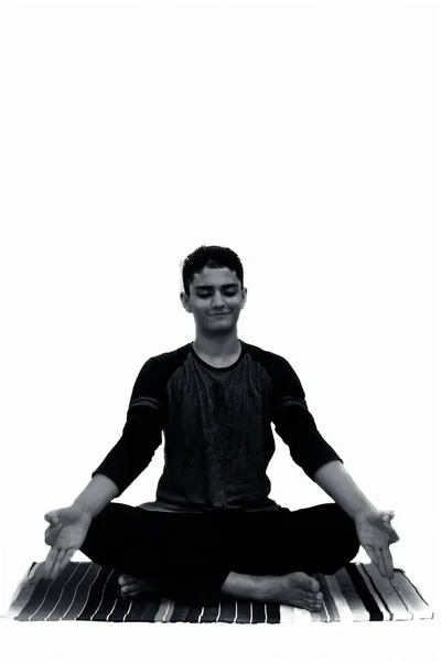 Joven Practicando Padmasana Asana Mientras Hace Posición Loto Sentado Con — Foto de Stock