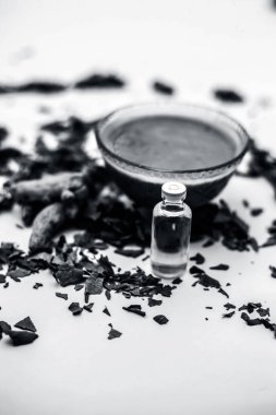 Neem Hint Leylak yüz maskesi beyaz yüzeyde şişe hindistan cevizi yağı ile kuru ciltler için kase de macun ve zerdeçal tozu bırakır 