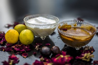 Hindistan cevizi yüz maskesi tahta yüzeyinde yüzünüzde bile renk değişiklikleri ve pigmentasyon dışarı tedavi etmek için lor ile Hindistan cevizi tozu ve limon suyu oluşan 