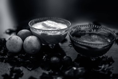 Hindistan cevizi yüz maskesi tahta yüzeyinde yüzünüzde bile renk değişiklikleri ve pigmentasyon dışarı tedavi etmek için lor ile Hindistan cevizi tozu ve limon suyu oluşan 