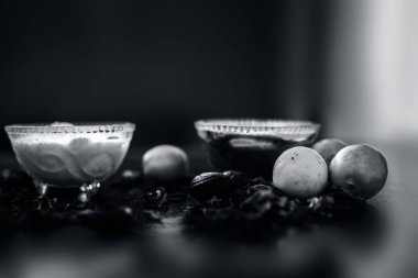 Hindistan cevizi yüz maskesi tahta yüzeyinde yüzünüzde bile renk değişiklikleri ve pigmentasyon dışarı tedavi etmek için lor ile Hindistan cevizi tozu ve limon suyu oluşan 