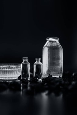 kasede ham bal ve ahşap yüzeyde gül yaprakları ile şişelerde çay ağacı ve hindistan cevizi yağları ile hint  