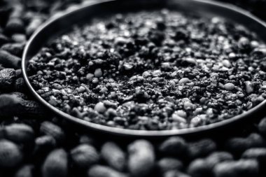 ahşap yüzeyde kavrulmuş fıstık ile chikki ile gümüş plaka, yakın çekim 