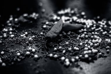 Ahşap yüzeyüzerinde kırmızı biber ile Sabudana ve sago topları chakli Malzemeler 