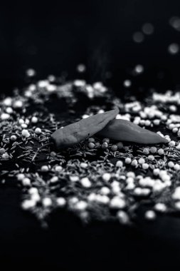 Ahşap yüzeyüzerinde kırmızı biber ile Sabudana ve sago topları chakli Malzemeler 