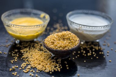 yoğurt ve çiğ yulaf ile ahşap yüzey üzerinde iyi karışık ham zerdeçal ile kase, yulaf için malzemeler yüz maskesi