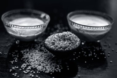 yoğurt ve çiğ yulaf ile ahşap yüzey üzerinde iyi karışık ham zerdeçal ile kase, yulaf için malzemeler yüz maskesi