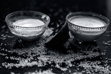 yoğurt ve çiğ yulaf ile ahşap yüzey üzerinde iyi karışık ham zerdeçal ile kase, yulaf için malzemeler yüz maskesi