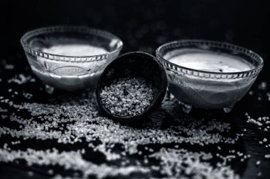 yoğurt ve çiğ yulaf ile ahşap yüzey üzerinde iyi karışık ham zerdeçal ile kase, yulaf için malzemeler yüz maskesi