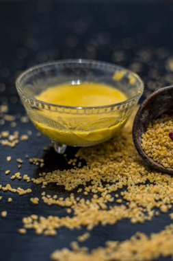 çiğ yulaf ve ahşap yüzey üzerinde iyi karışık ham zerdeçal ile kase, yulaf için malzemeler yüz maskesi