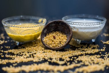 yoğurt ve çiğ yulaf ile ahşap yüzey üzerinde iyi karışık ham zerdeçal ile kase, yulaf için malzemeler yüz maskesi