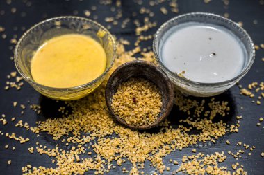 yoğurt ve çiğ yulaf ile ahşap yüzey üzerinde iyi karışık ham zerdeçal ile kase, yulaf için malzemeler yüz maskesi