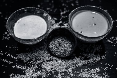 yoğurt ve çiğ yulaf ile ahşap yüzey üzerinde iyi karışık ham zerdeçal ile kase, yulaf için malzemeler yüz maskesi