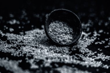 Siyah yüzeyde siyah renkli kil kase ham yulaf