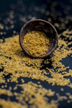 Siyah yüzeyde siyah renkli kil kase ham yulaf