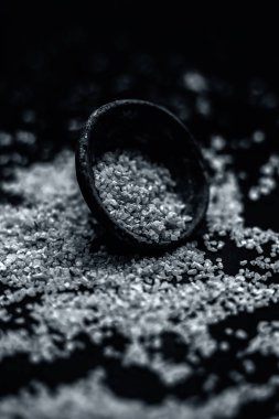 Siyah yüzeyde siyah renkli kil kase ham yulaf