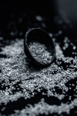 Siyah yüzeyde siyah renkli kil kase ham yulaf