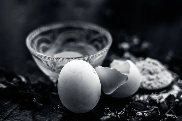 표면에 꽃잎을 계란과 병아리 라인의 치료를위한 재료와 — 스톡 사진