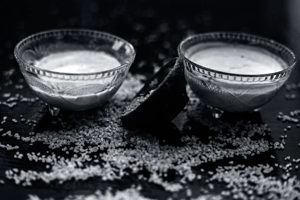 yoğurt ve çiğ yulaf ile ahşap yüzey üzerinde iyi karışık ham zerdeçal ile kase, yulaf için malzemeler yüz maskesi