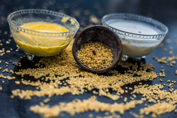 yoğurt ve çiğ yulaf ile ahşap yüzey üzerinde iyi karışık ham zerdeçal ile kase, yulaf için malzemeler yüz maskesi