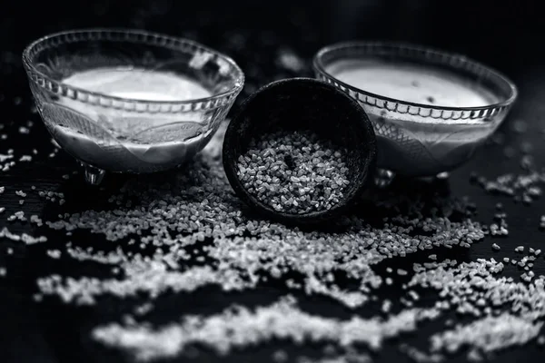 yoğurt ve çiğ yulaf ile ahşap yüzey üzerinde iyi karışık ham zerdeçal ile kase, yulaf için malzemeler yüz maskesi