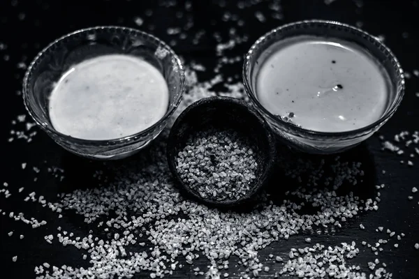 yoğurt ve çiğ yulaf ile ahşap yüzey üzerinde iyi karışık ham zerdeçal ile kase, yulaf için malzemeler yüz maskesi