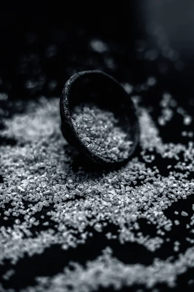 Siyah yüzeyde siyah renkli kil kase ham yulaf