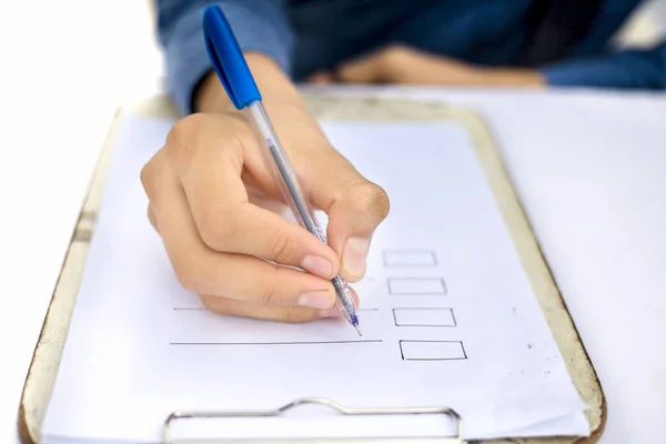 Male Hand Writing Checklist Pen — Stock Photo, Image