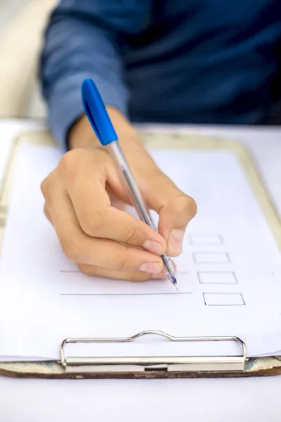 Scrittura Mano Maschile Sulla Checklist Con Penna — Foto Stock