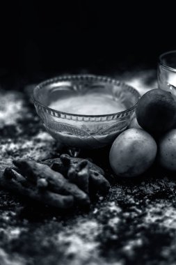 ahşap yüzeyde cam içinde kase ve süt nohut unu ile limon. limon yüz maskesi için malzemeler