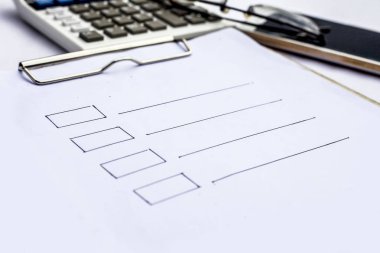 Finans Danışmanı işyerinde belge ve hesap makinesi ile akıllı telefon ve gözlükler 