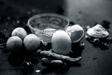 ahşap yüzeyde akne eğilimli cilde hazırlık yüz maskesi için tüm ham maddeler ile birlikte cam kase yumurta ile limon ve çiğ zerdeçal