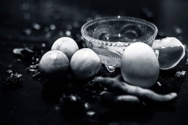 ahşap yüzeyde akne eğilimli cilde hazırlık yüz maskesi için tüm ham maddeler ile birlikte cam kase yumurta ile limon ve çiğ zerdeçal